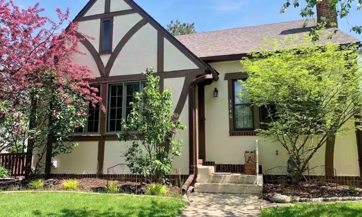 Cleveland House | 4 bedroom house- work group discount!