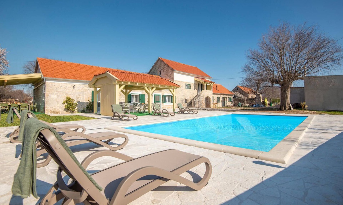 Oklaj House | 4 bedroom lovely home in Ljubotic