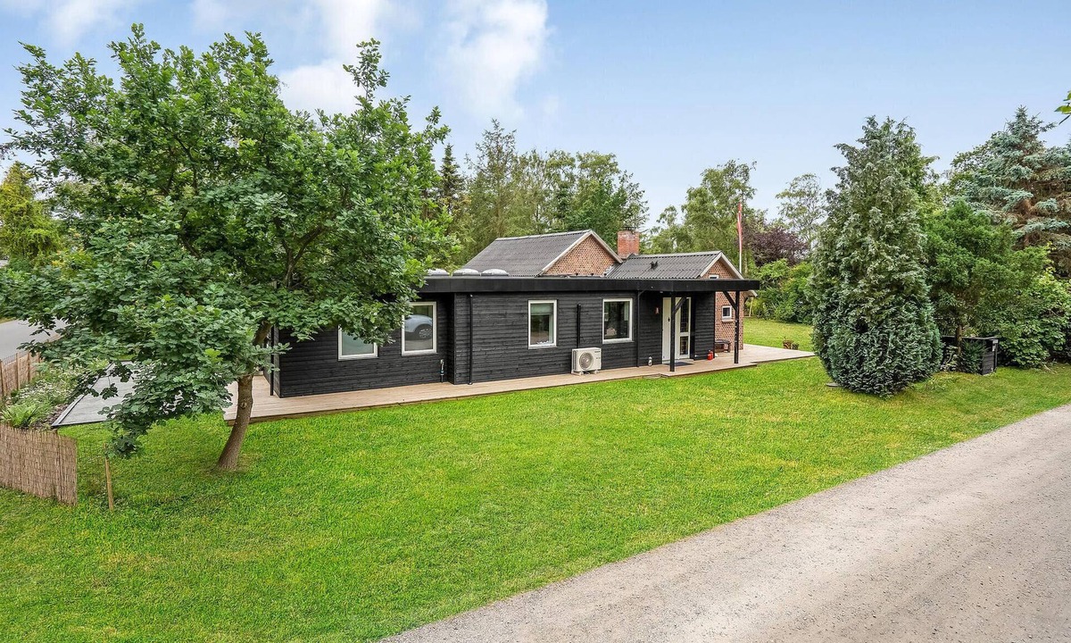 Skødshoved Strand House | 4 bedroom lovely home in Knebel