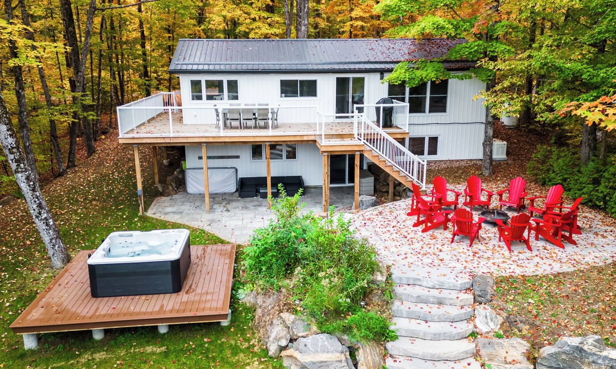Marmora and Lake Cottage | 4-Bedroom Luxury Lakefront Lodge | Hot Tub, Kayaks & Fire Pit