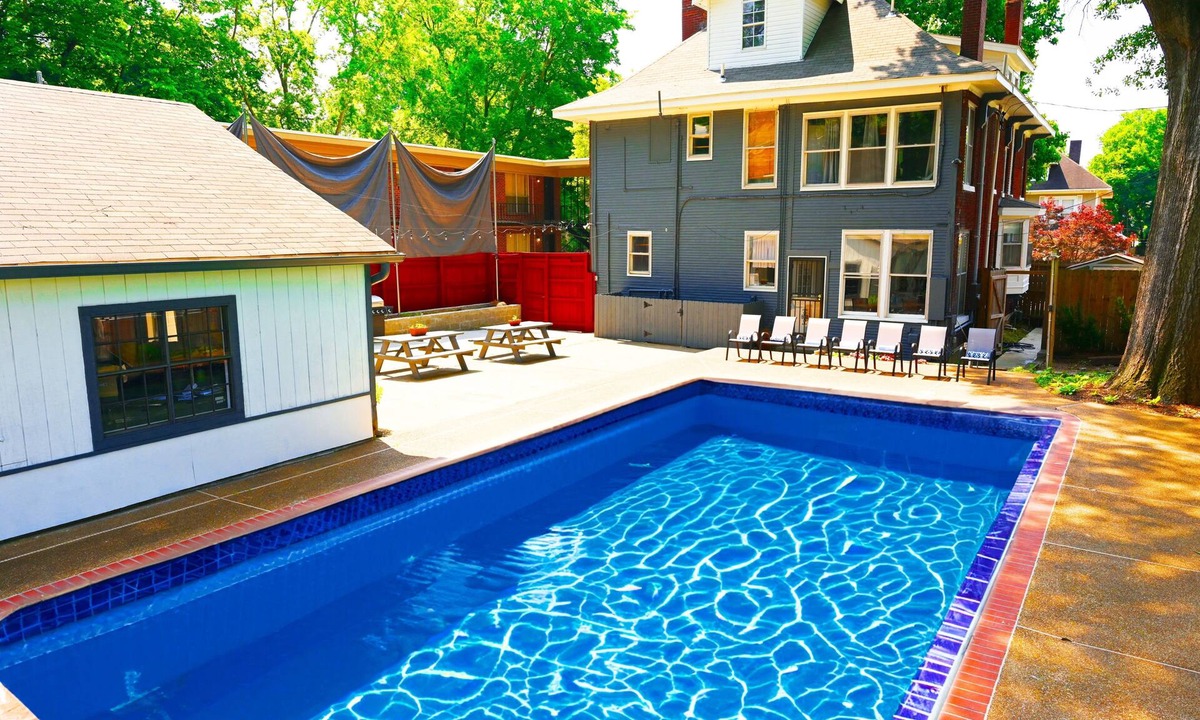 New Pathways House | 4 Bedroom Memphis Historic Home and Summer In-ground Swimming Pool