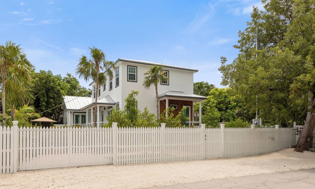 New Town House | 4-bedroom New Construction house with private pool in Key West