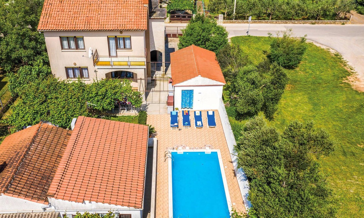 Stinjan House | 4 bedroom pet friendly home in Stinjan