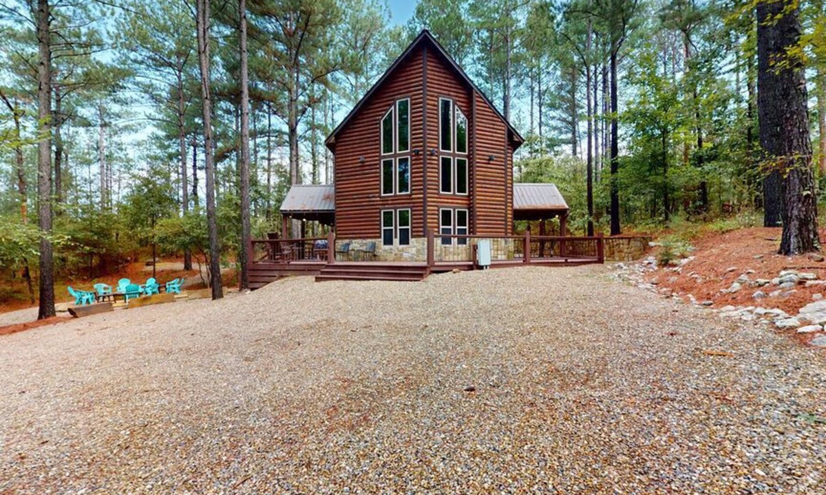Broken Bow Cabin | 4 Bedroom Slps 12, Hot Tub, Arcade, Short walk to attractions!