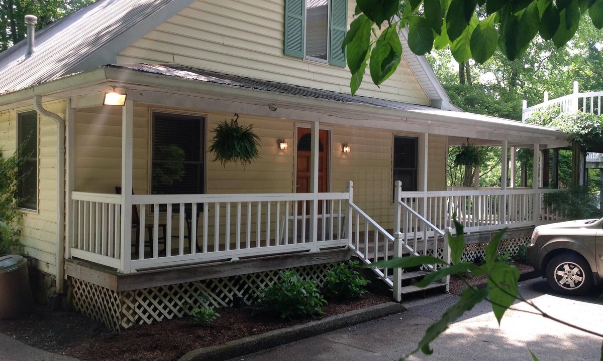 Franklin Cottage | 4 bedroom Victorian Guest house with pool on Country Estate close to Nashville