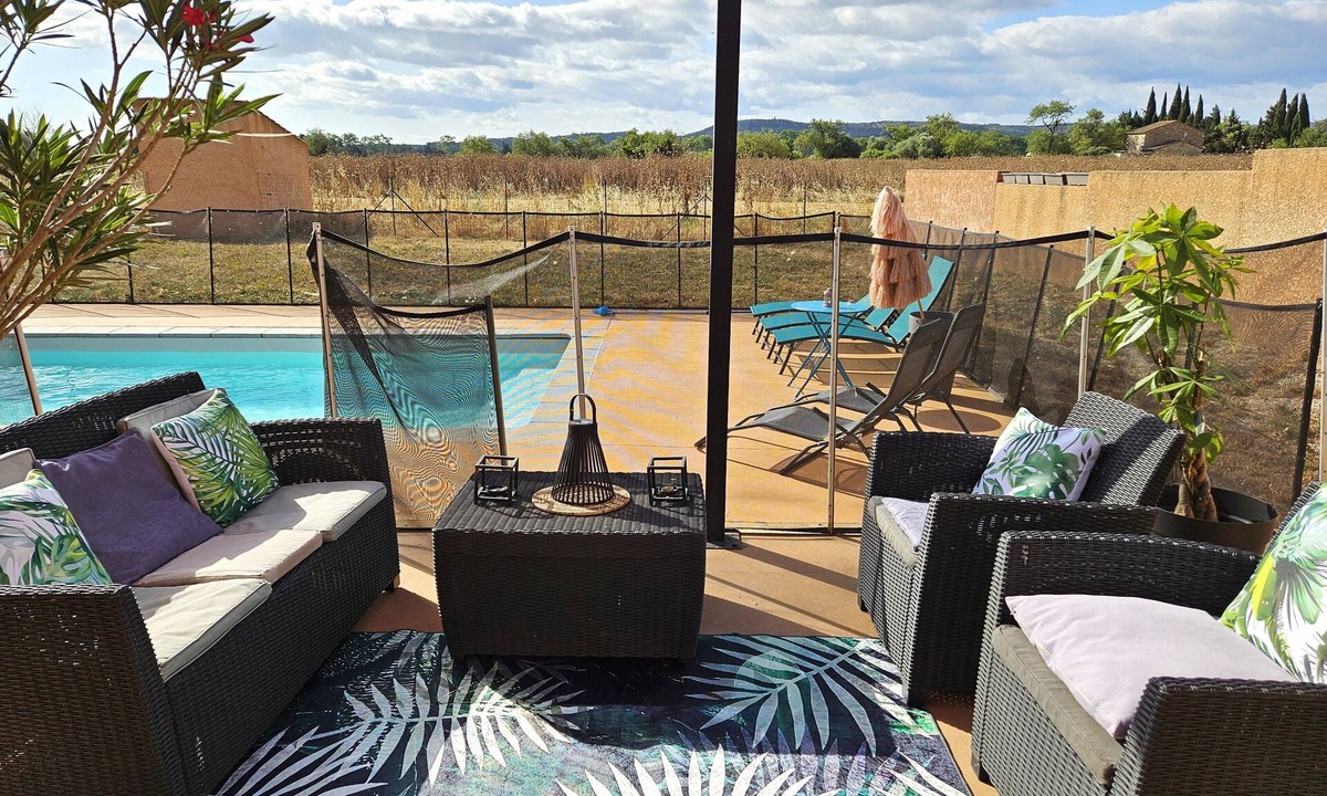 Cournonsec House | 4-bedroom villa, open view over fields, swimming pool, enclosed garden