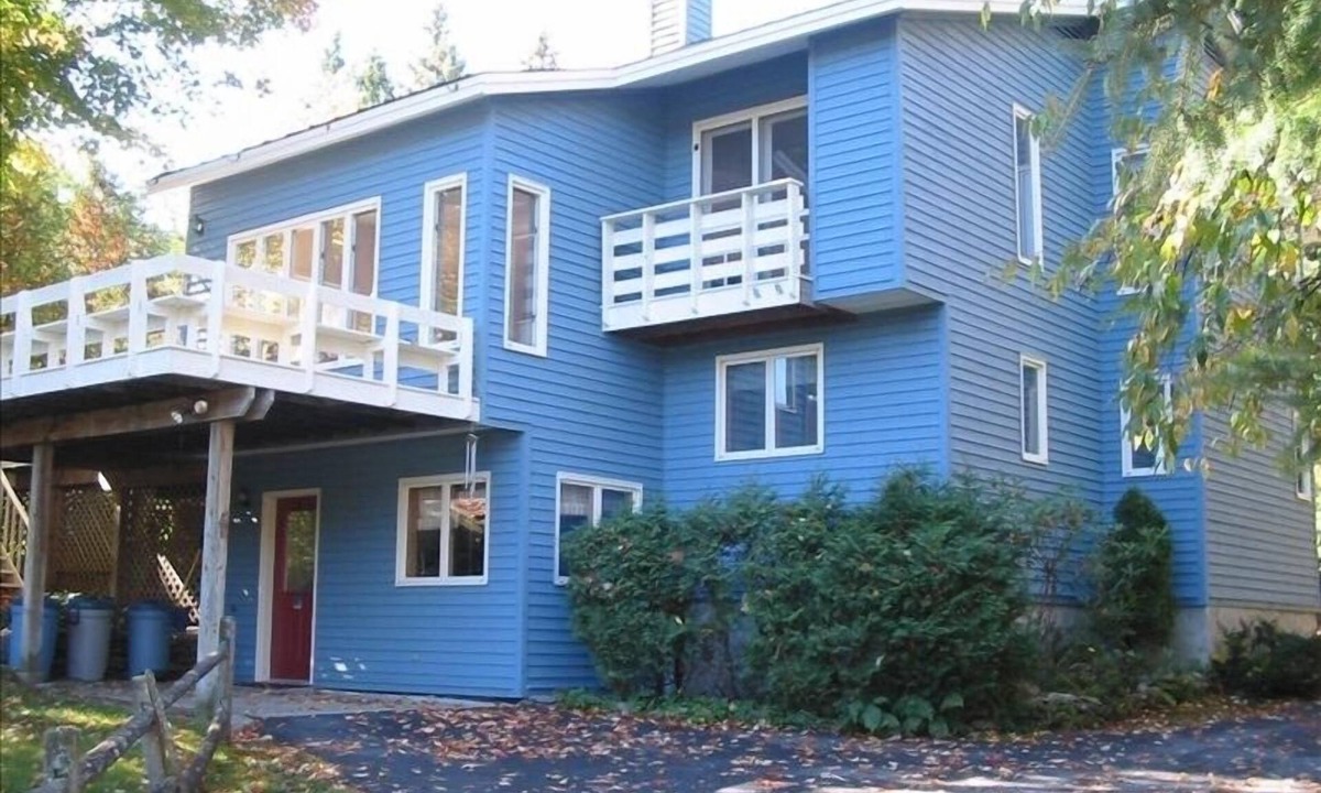 Hillcrest House | 4 Bedroom Village Home Sleeps 8 with Hot Tub & Game Room STR Permit 20-00233