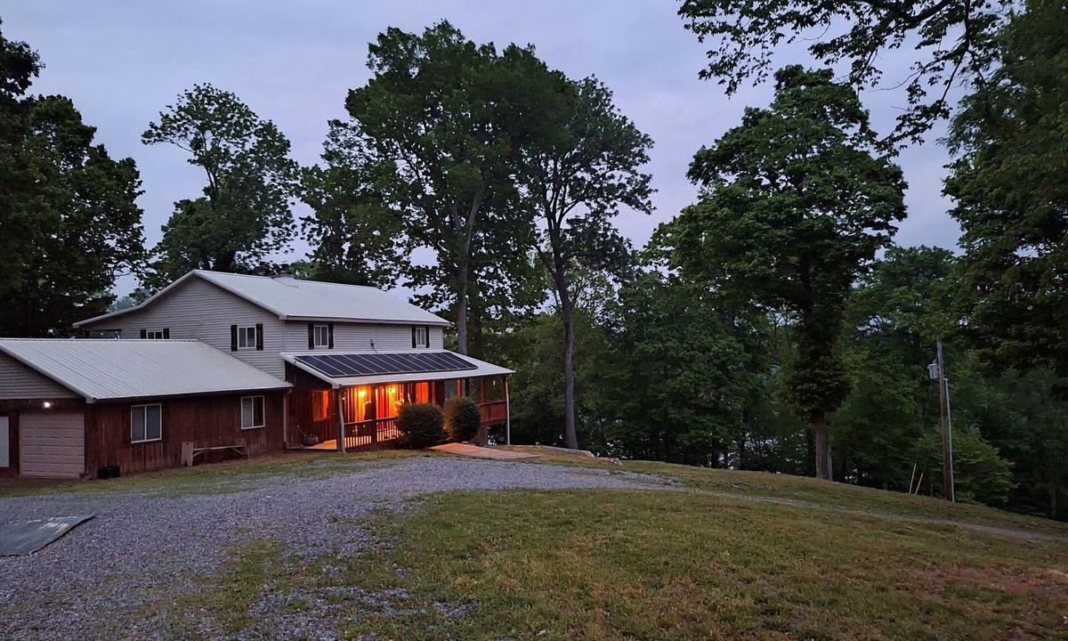 Cadiz Cabin | 4 bedroom waterfront lodge with breathtaking views on Lake Barkley