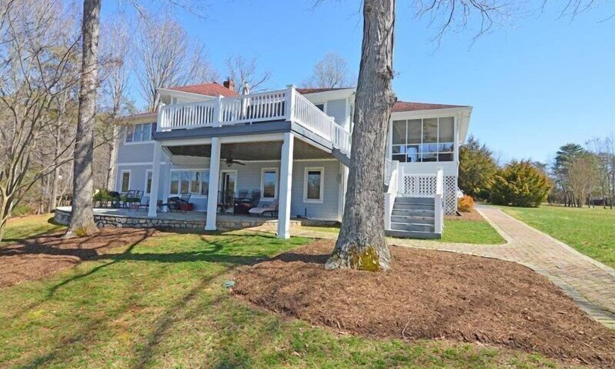 Huddleston House | 4 Bedrooms, 1 Flex Room, 2½ Bathrooms! Flat Lot & SANDY BEACH! Pet Friendly!