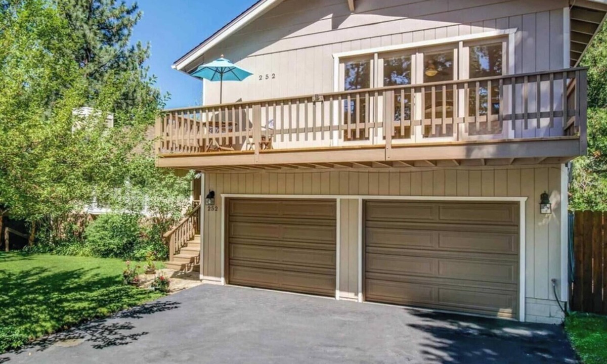 Round Hill Village House | 4 bedrooms , 2 king size mattresses & 4 queen mattresses 3.5 bathrooms 4 parking