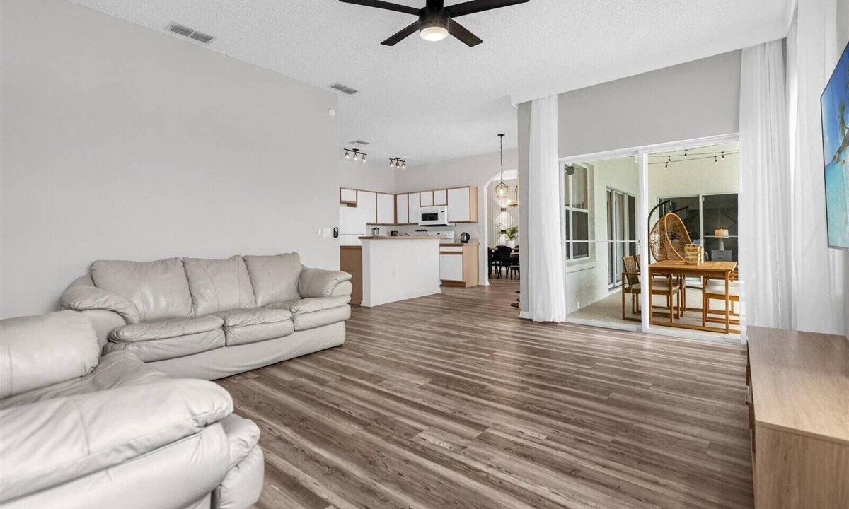 Crescent Lakes House | 4 Bedrooms/3 Bathrooms/Cresent Lakes (5305 CV)