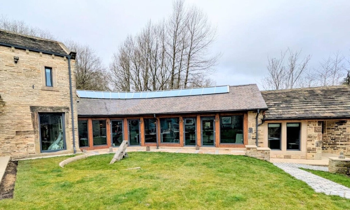 Honley House | 4 Bedrooms 4 En suites HotTub Pool Table