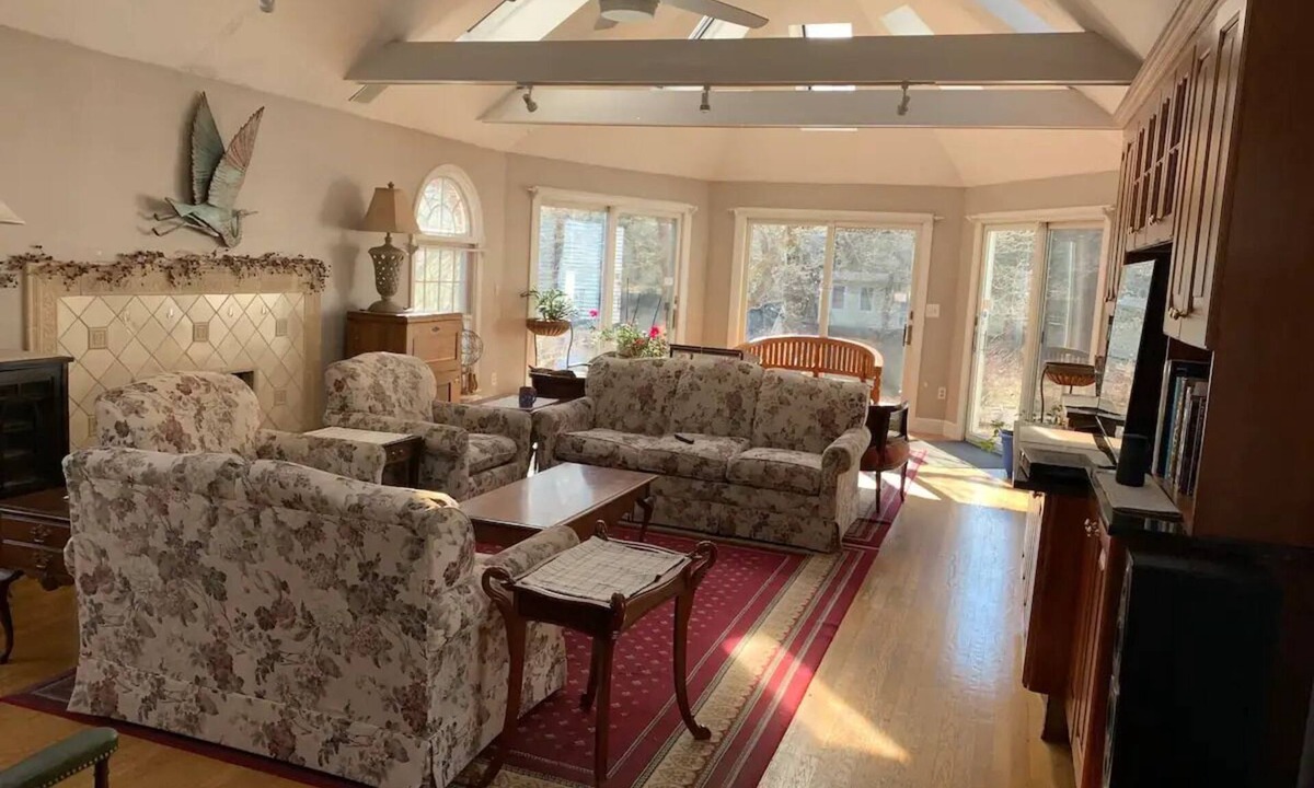 North Carver House | 4 Bedrooms, 7 Beds, 3 Baths