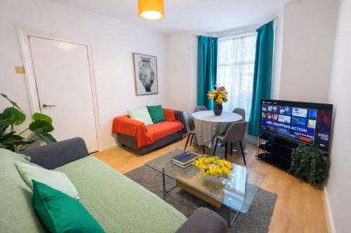 Plumstead House | 4 Bedrooms Entire home Sleeps 20 Free WiFi Close to London