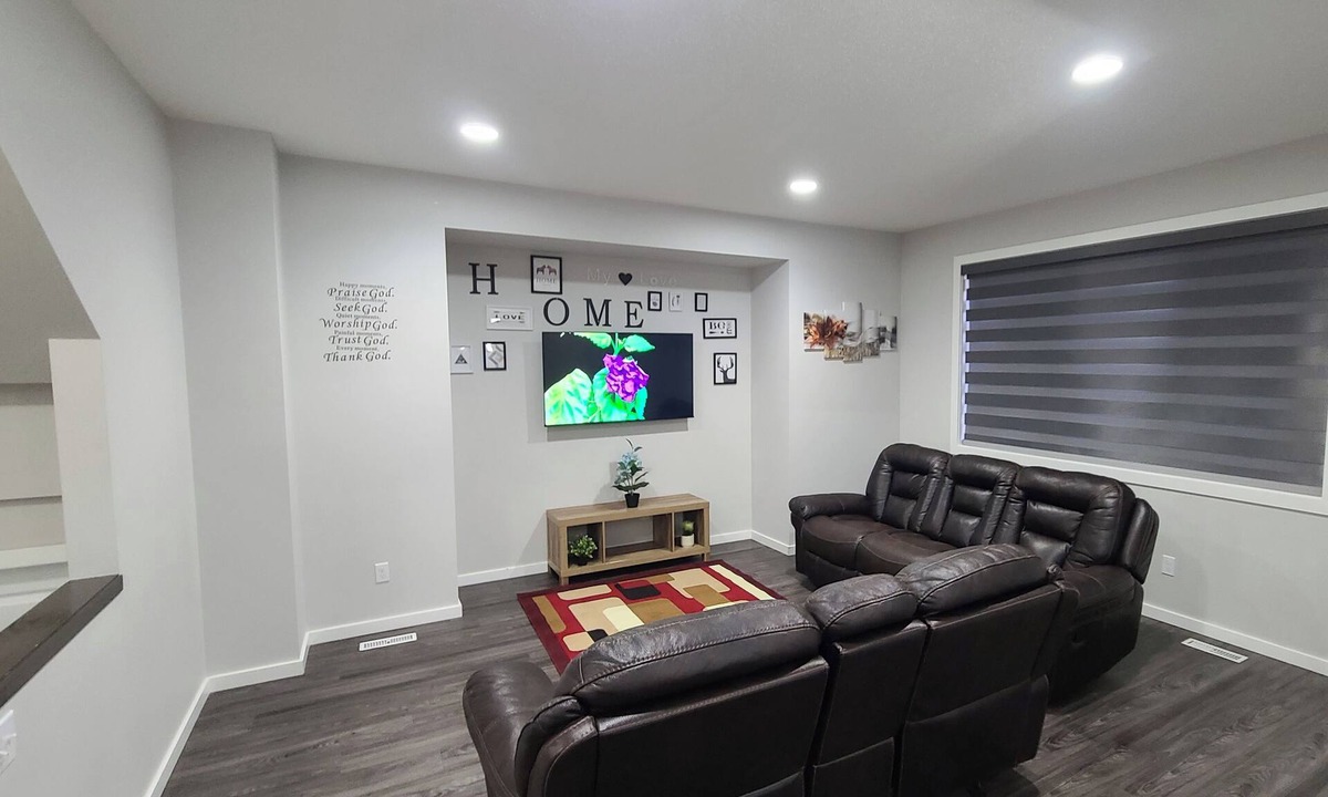 Winnipeg House | 4 - Bedrooms in Devonshire Cozy Haven
