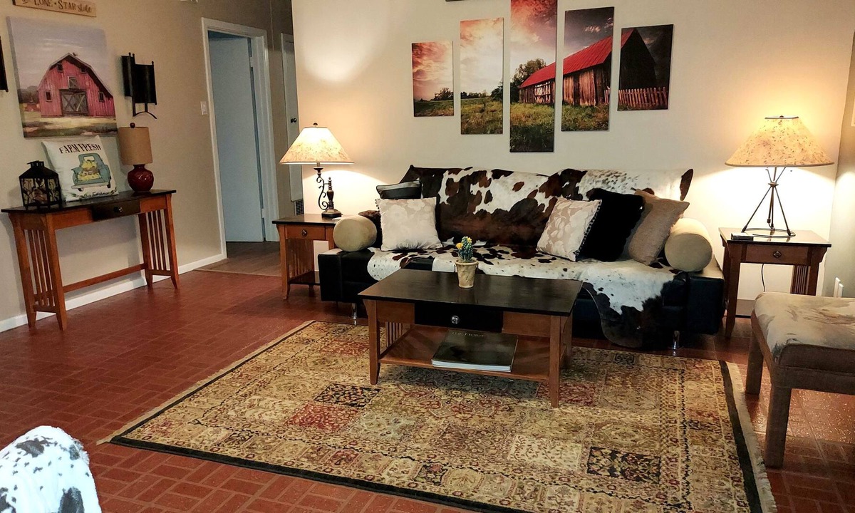 Elm Mott House | 4 Bedrooms, Large Private Backyard, Dog Friendly, WACO Area