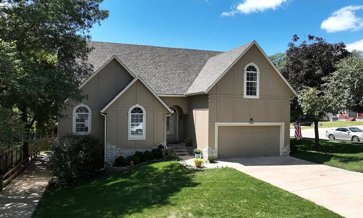 Merriam House | 4 bedrooms, sleeps 8, 13 minutes from downtown KC.