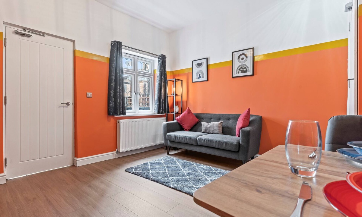 Newcastle-Under-Lyme House | 4 Beds|2 Bath|Town Centre|75Mbps