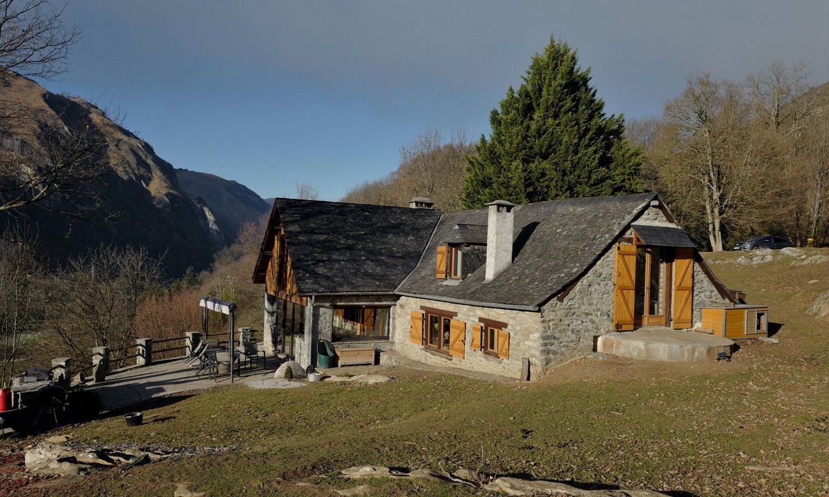 Louvie-Soubiron Villa | 4* Bergerie with panoramic view and private infinity pool