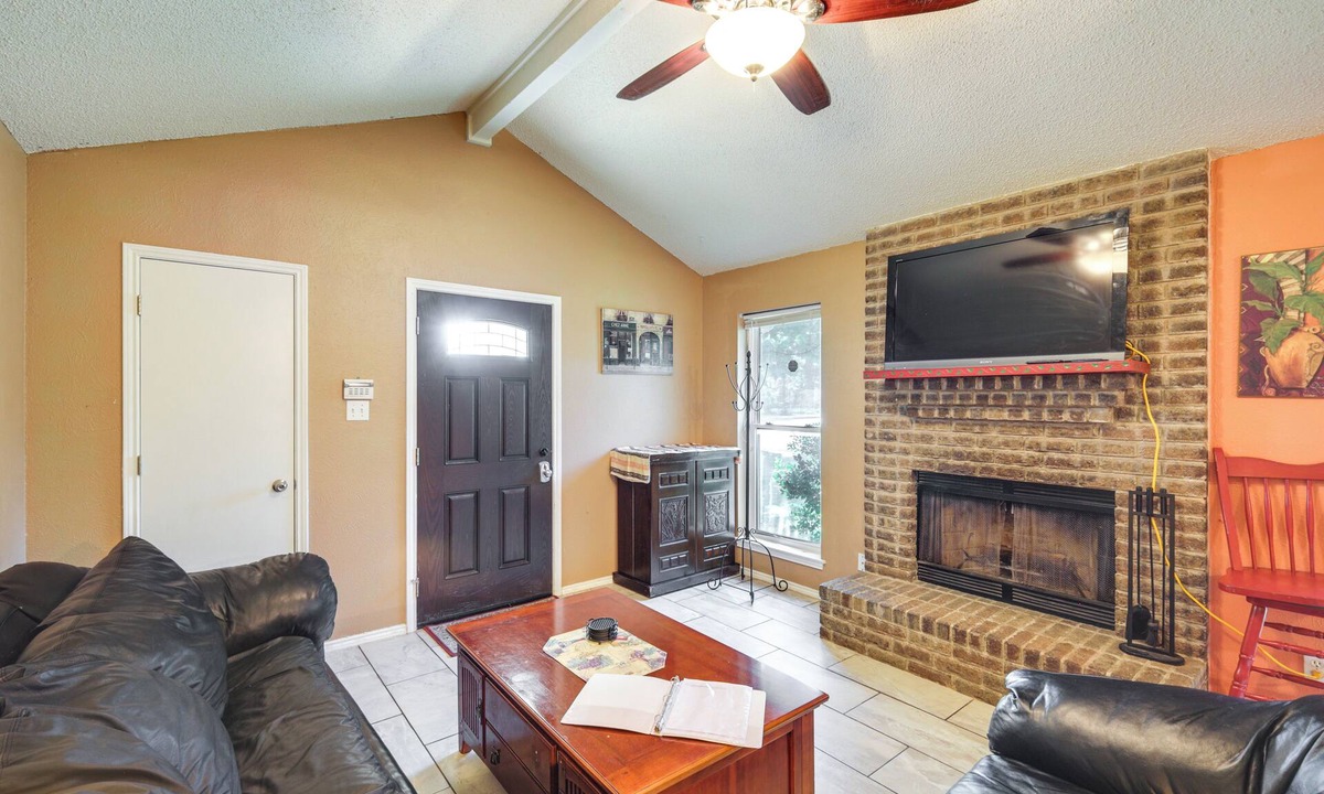 Central Arlington House | 4 Blocks to AT&T Stadium: 'Entertainment Central!'