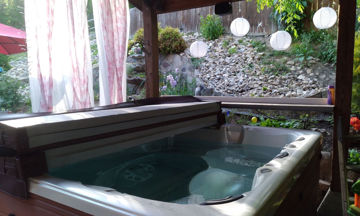 Pembroke House | 4 br/2full bath. Always flexible check-in, with late check-out.nHOT TUB