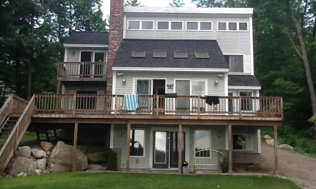 Gray House | 4 BR/3 Bath Lakefront Sleeps 12