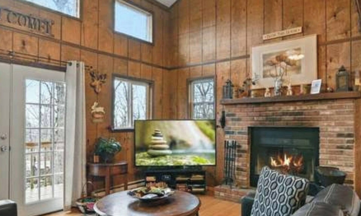 Bushkill House | 4 BR, 3FULL Ba, King Bed, 7 TVs, Fireplace, EPIC Gameroom, FirePit, A/C!