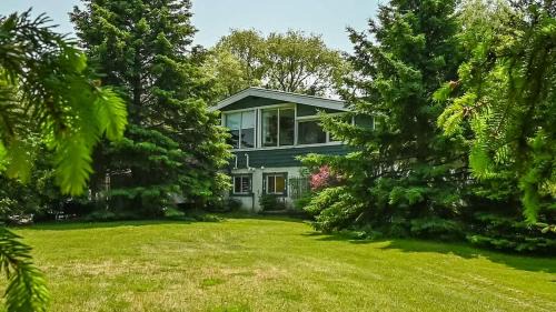 The Blue Mountains House | 4 BR Cottage at Tyrolean Private Beach Access