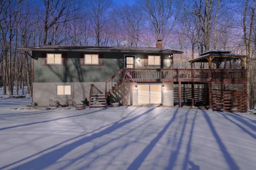 Tobyhanna House | 4 Br Cozy Cabin Sleeps 8 Pool Table Arcade Beach