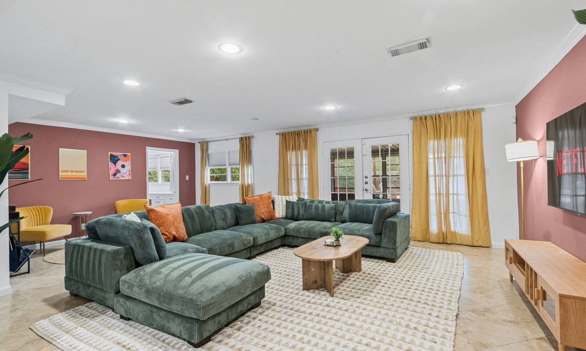 Braeswood Place House | 4 BR home 2 mins to NRG, 5 mins Med Center
