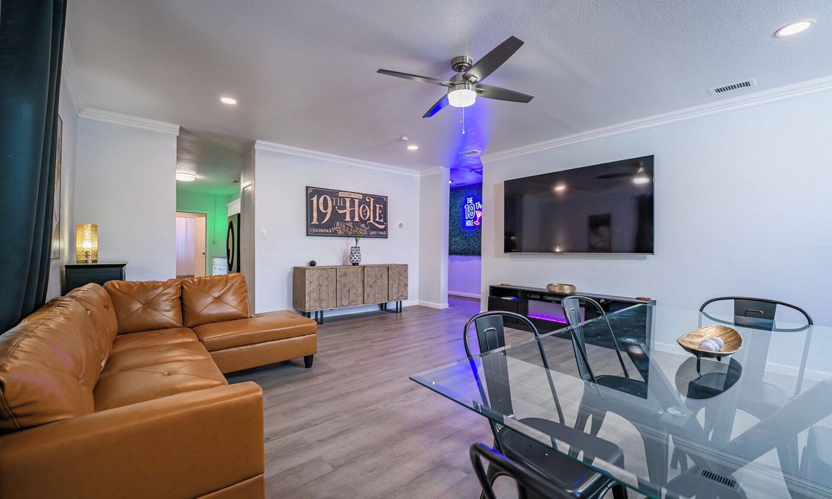 Southside House | 4 BR home in the Historical Mission Concepcion area & across from golf course!