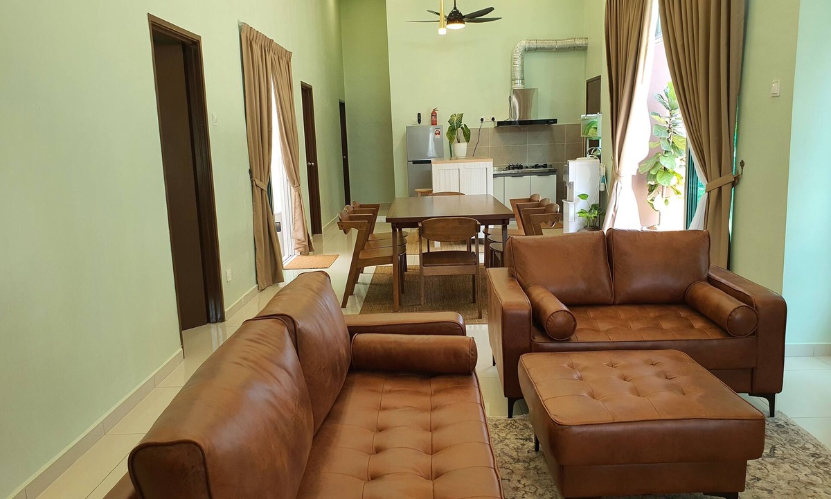 Ayer Molek House | 4 BR Hotel-Like Home w/Ice Maker + Steam Iron