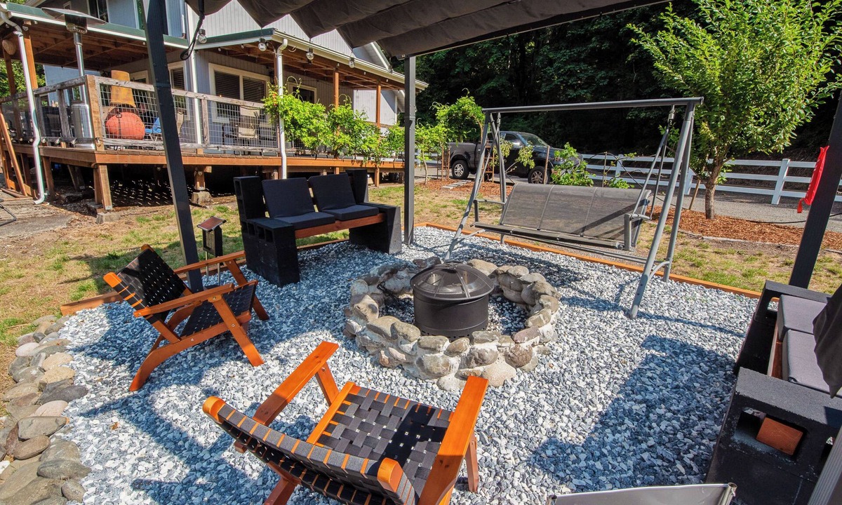 Kalama House | 4 BR Riverfront Home w/Stunning Views, Fireplace