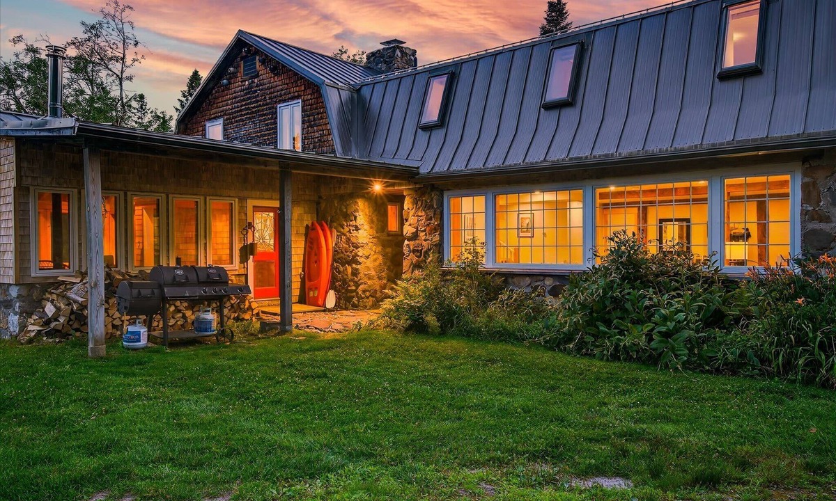 Lyndon Center House | 4 Br Sleeps 8 - Kayaks - Fire Pit - Dog Friendly