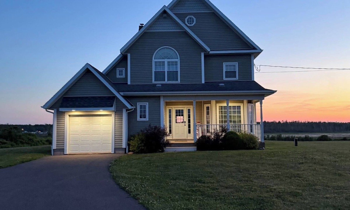 West Covehead House | 4 br Waterfront Home on 2 acres. Unforgettable Sunsets, Close to Brackley Beach