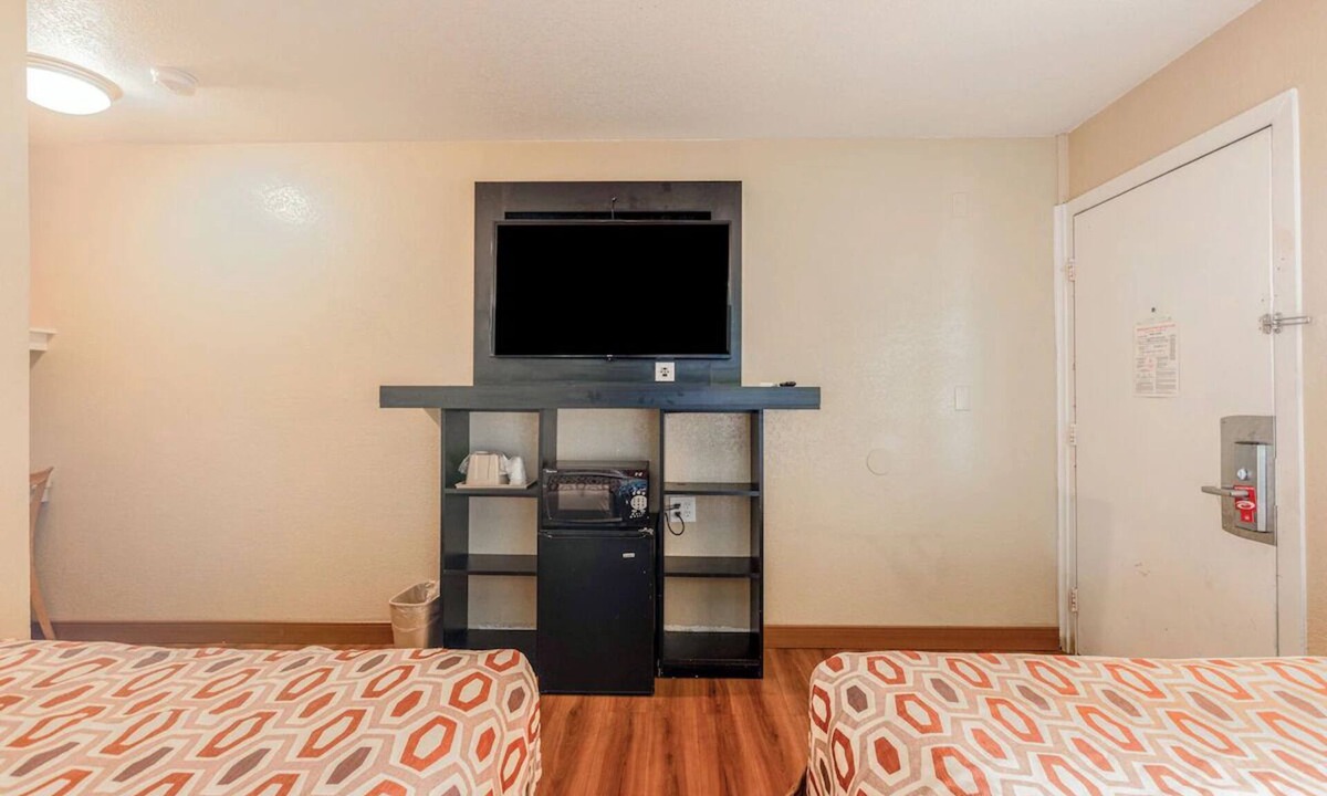 Loma Alta Hotel | 4 Charming Retreat Rooms Near Oceanside Beach and Parks
