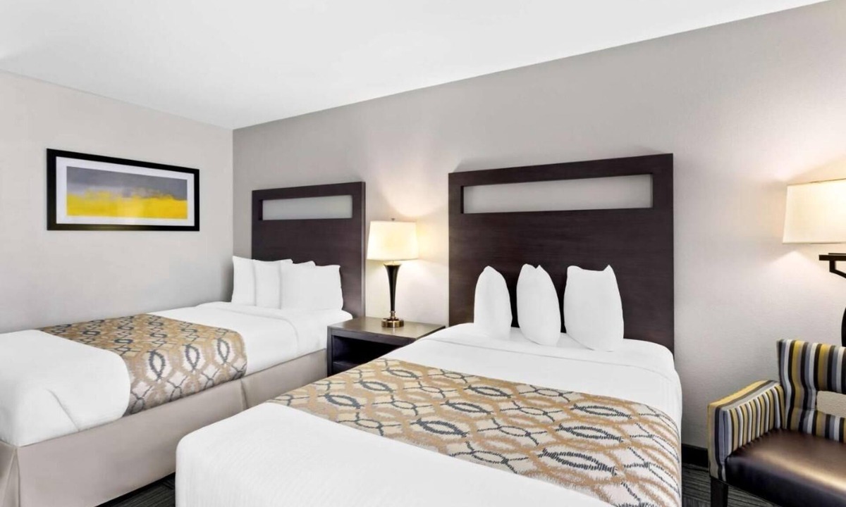 Naperville Hotel | 4 Charming Units Near Downtown Naperville - Free Breakfast and Parking!