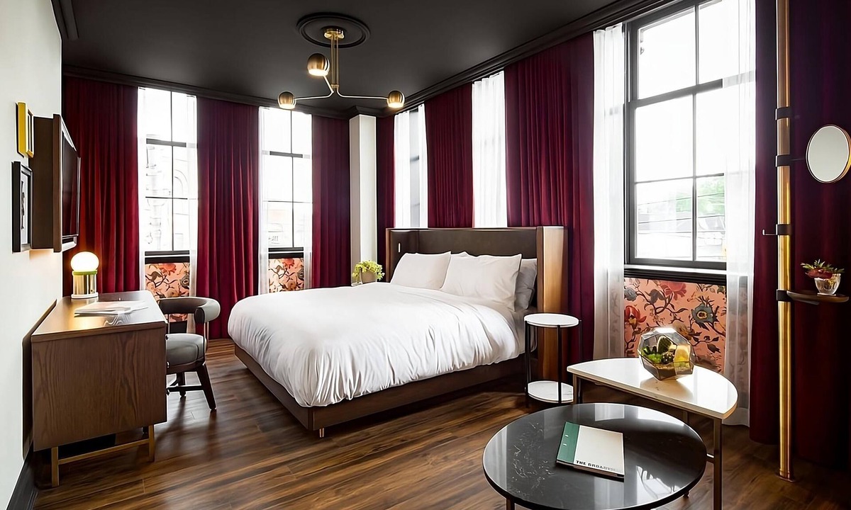 Riverside Hotel | 4 Corner King Getaway with Coffeehouse Breakfast & City Views