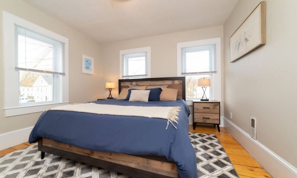 Amesbury Apartment | 4 Corners At Amesbury Downtown Pet Friendly