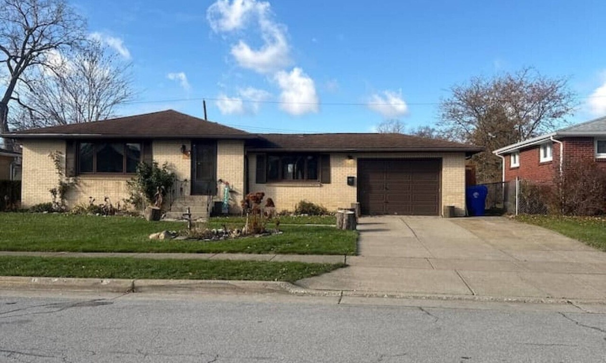 West Seneca House | 4 Cozy Bedrooms | Pool Table | Backyard