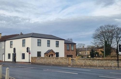 Knottingley House | 4 double bedroom house with private ample parking