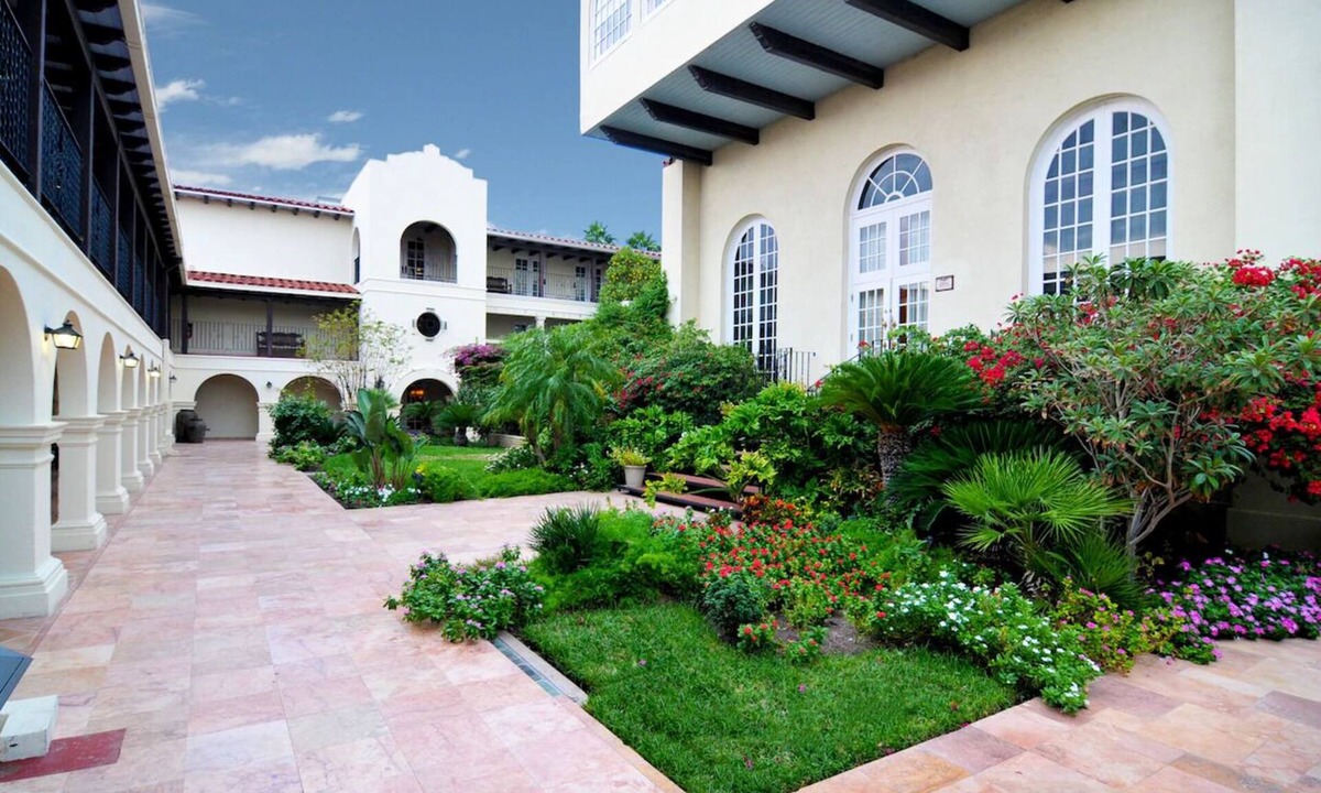 Western Division Hotel | 4 Double Suite with Pools, Hot Tub & Bar, Close to Rio Grande & Local Shops