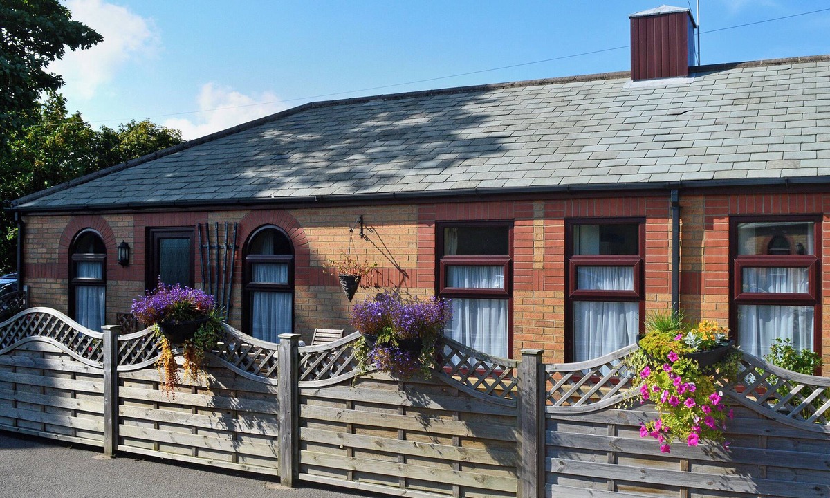 Cayton Cottage | 4 Eldin Hall Cottages