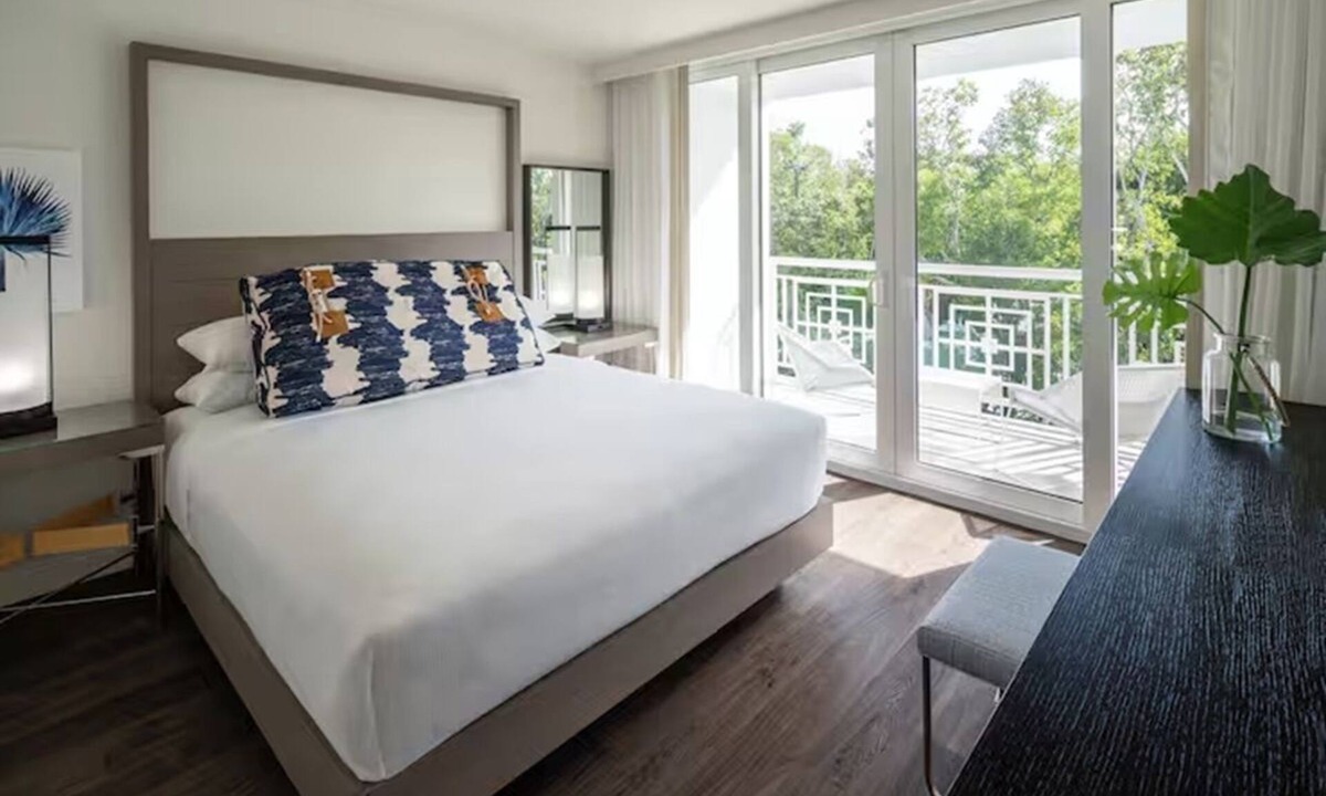 Rock Harbor Resort | 4 Island-Style Junior Suite in Hammock Wing