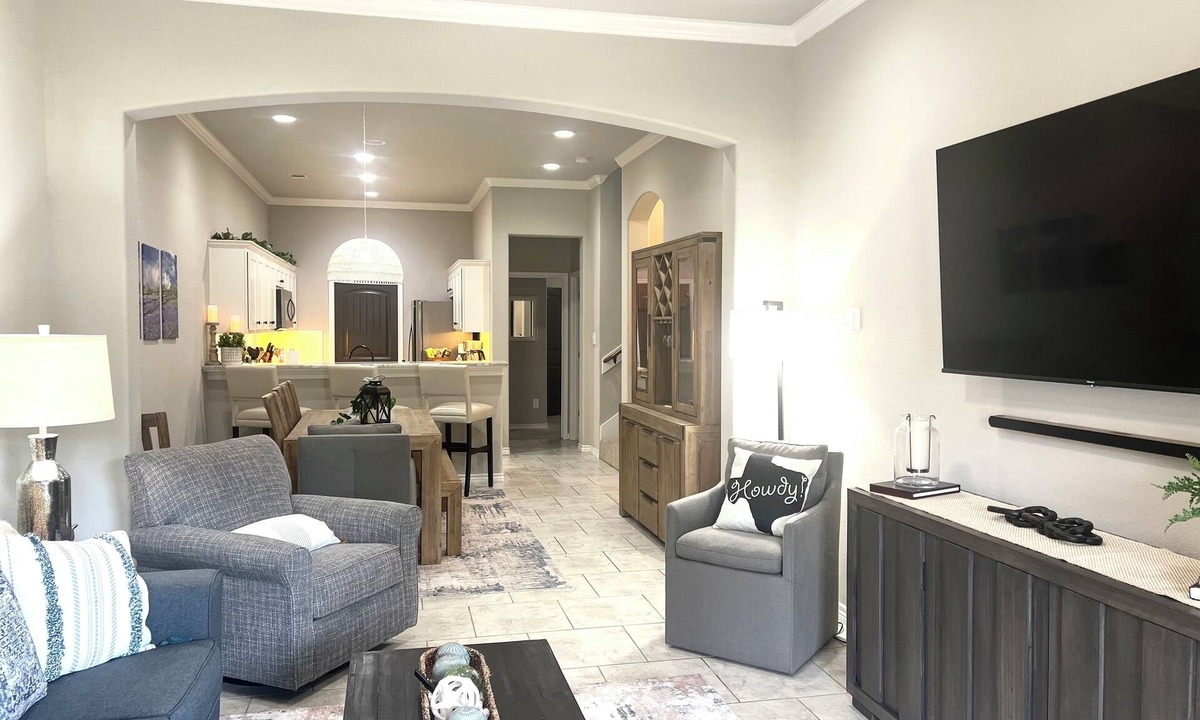 Wellborn House | 4 king bedrooms and 4 baths - just 15 min to A&M - 1-2 miles to 35 restaurants!