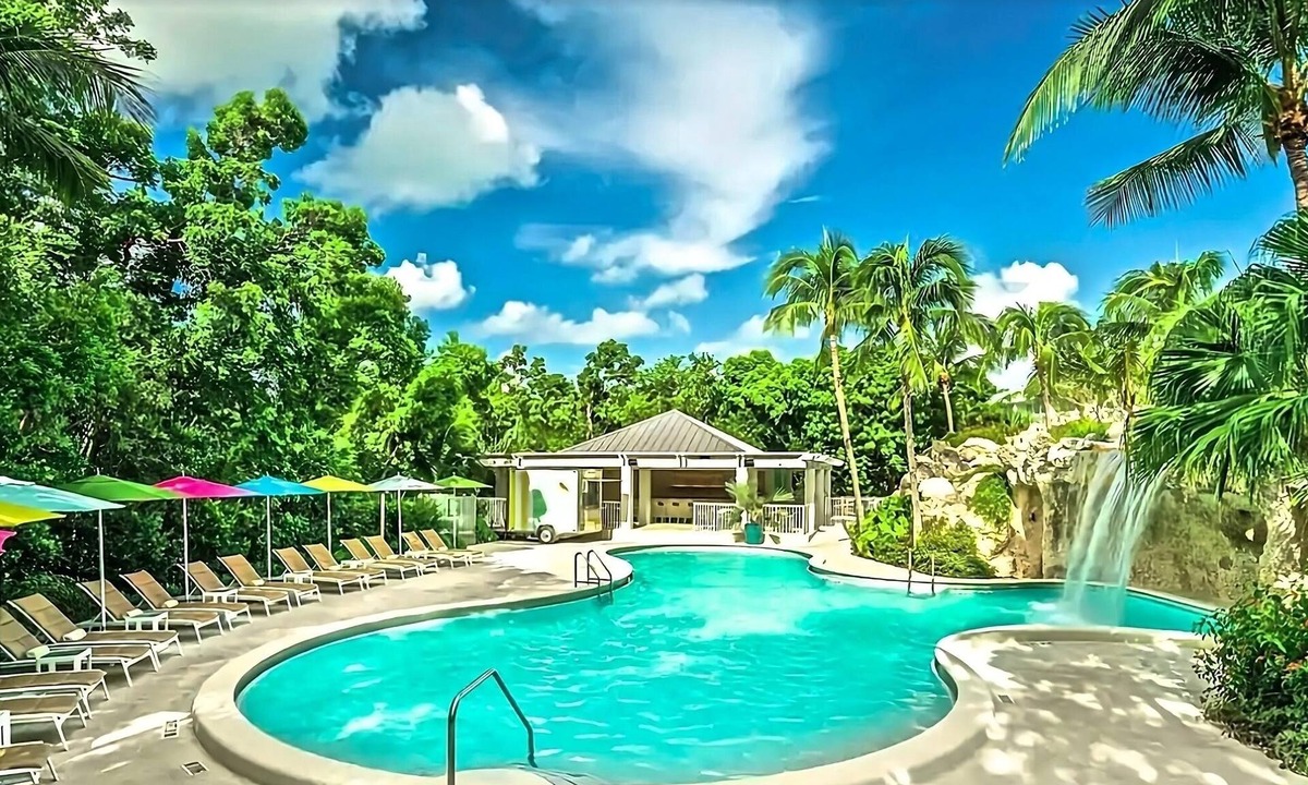 Rock Harbor Hotel | 4 King Waterfront Room Near Private Beach & Pools