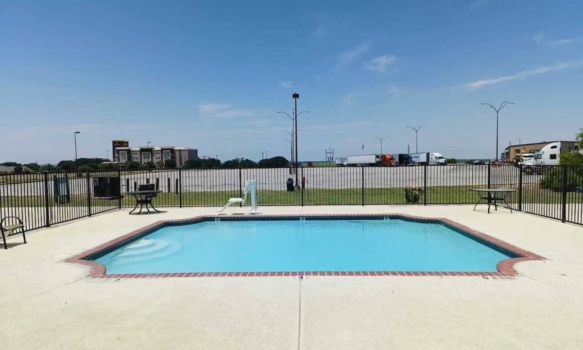 Pearsall Hotel | 4 Lodgings | Firemans Park Adventures | Outdoor Pool and Free Parking