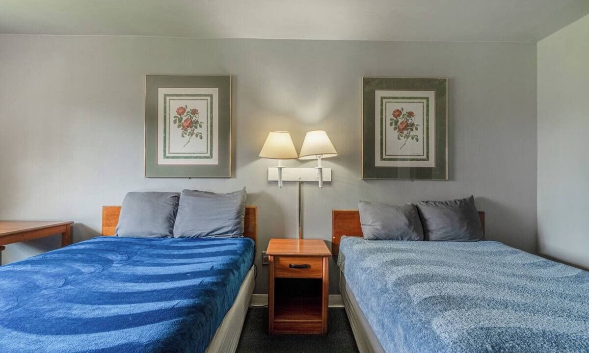 Livingston Hotel | 4 Low-Cost Rooms with 2 Full Beds Ideal for Lake Day Adventures