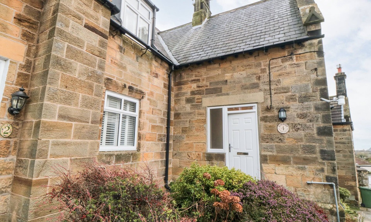 Fylingthorpe Cottage | 4 MAYPOLE GREEN, pet friendly in Fylingthorpe