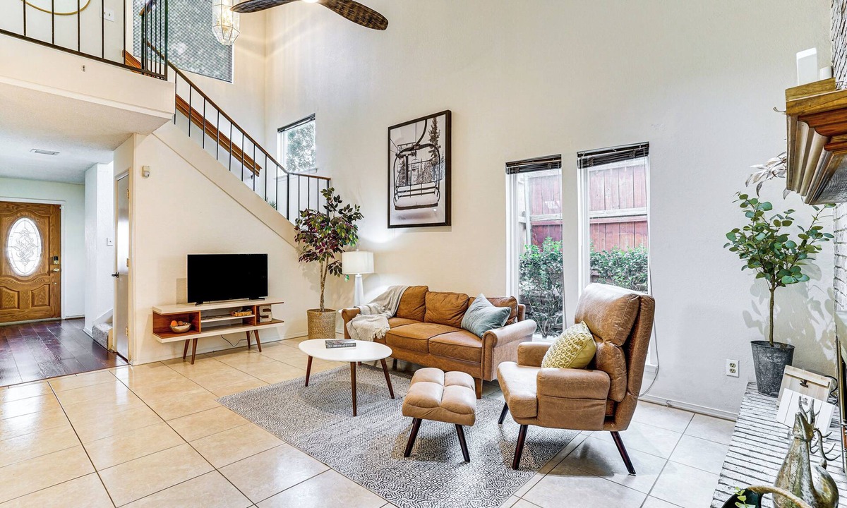West Arlington House | 4 Mi to AT&T Stadium: Fort Worth Townhome!